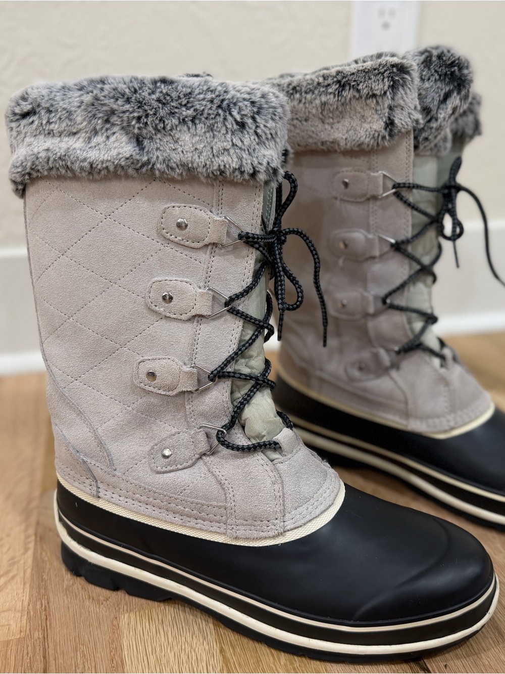 Khombu Gray and Black Lace-Up Faux Fur Winter Boots Size 11